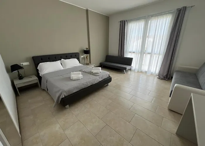 Dubaibeachotel فندق *