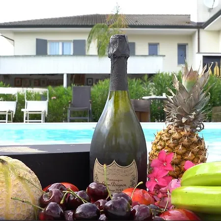 Dubaibeachotel * Llido Degli Estensi